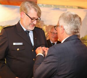 Innenminister Roger Lewentz überreicht Feuerwehr-Ehrenzeichen an Frank Hachemer, Präsident des Landesfeuerwehrverbands. Bild: Landesfeuerwehrverband Rheinland-Pfalz e.V.