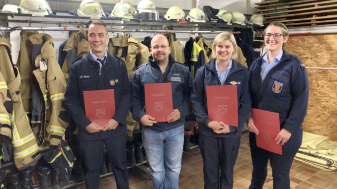 Ehemalige und neue Jugendfeuerwehrwarte: Christoph Schehr, Sascha Lensch, Gina Schehr und Simone Müller.