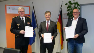 DFV-Präsident Karl-Heinz Banse, BBK-Präsident Ralph Tiesler und vfdb-Präsident Dirk Aschenbrenner. Foto: Janine Klösges/BBK.