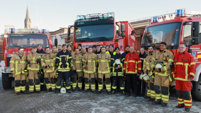 Gruppenbild Teilnehmer und Prüfer.