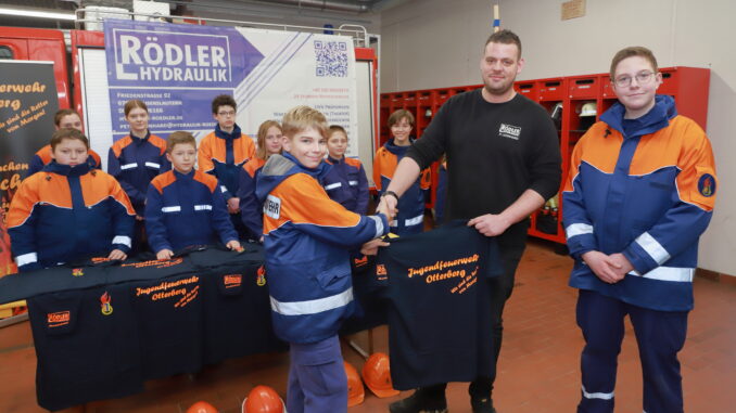 Max Klehr (links) und Hannes Burgdörfer (rechts) bedankten sich stellvertretend für die Jugendfeuerwehr Otterberg bei Peter Leonhard (Mitte).