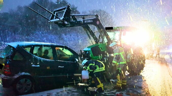 Nach Absicherung und Ausleuchtung der Unfallstelle streuten die Einsatzkräfte ausgelaufenes Motoröl mit Bindemittel ab.