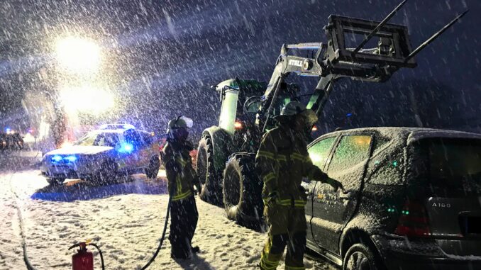 Entgegen der Einsatzmeldung war der Fahrer in seinem Mercedes nicht eingeklemmt.