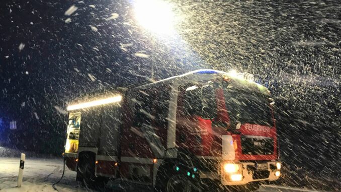 Das Hilfeleistungslöschgruppenfahrzeug (HLF) der Feuerwehr Otterberg leuchtete die Unfallstelle aus.