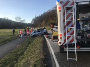Mit hydraulischem Rettungsgerät befreite die Feuerwehr die Verletzte.
