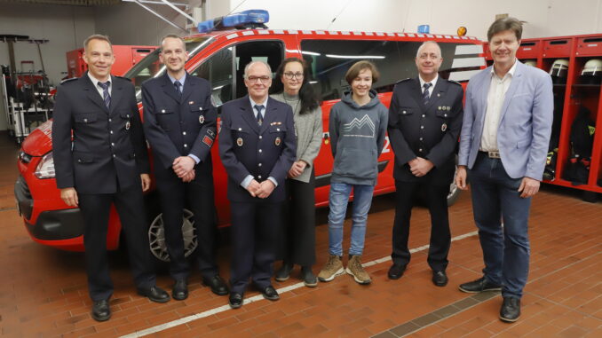 Stv. Wehrleiter Hendrik Braun, Wehrführer Jörg Tremmel, Norbert Baron, Anja und Felix Gehm, stv. Wehrleiter Danny Schulz und Bürgermeister Harald Westrich.