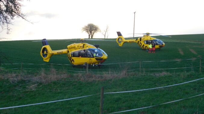 Auf einem Acker oberhalb des betroffenen Anwesens landeten die beiden Rettungshubschrauber.