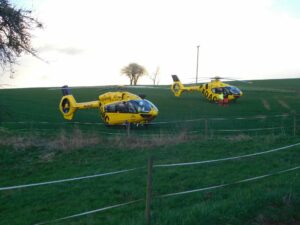 Zwei ADAC-Rettungshubschrauber. Die Aufnahme entstand am 27. März 2023 (Gebäudebrand, Niederkirchen Holbornerhof)