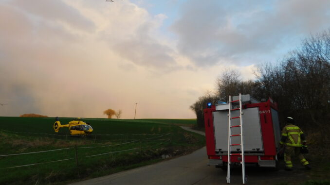 Der verletzte Hausbewohner wurde mit einem Rettungshubschrauber in ein Krankenhaus geflogen.