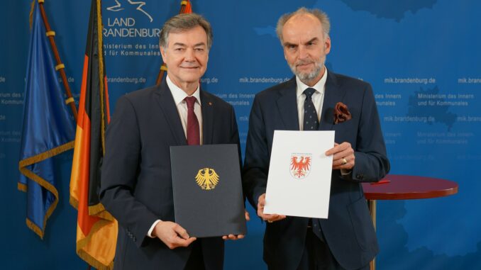 BBK-Präsident Ralph Tiesler und Staatssekretär Dr. Markus Grünewald präsentieren die Kooperationsvereinbarung zum Tag des Bevölkerungsschutzes 2023. Bildrecht: MIK Brandenburg