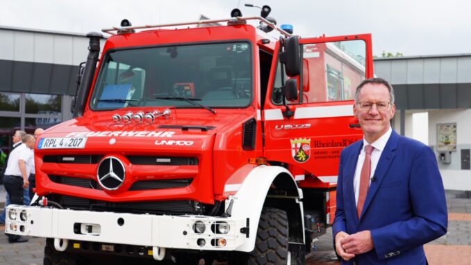 Innenminister Michael Ebling stellt das neue Tanklöschfahrzeug (TLF) 3000 vor. Quelle: MdI RLP