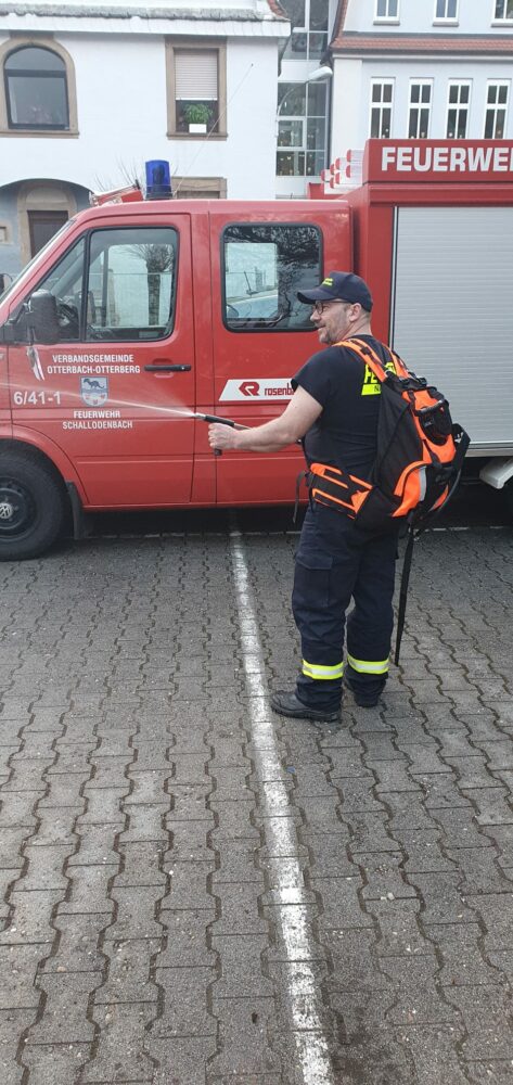 Uwe Erbach führt einen Löschrucksack vor.