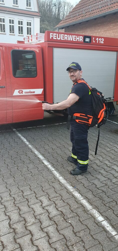Uwe Erbach führt einen Löschrucksack vor.