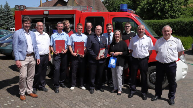 Bürgermeister Harald Westrich, Wehrleiter Matthias Apfelbeck, Wehrführer Thorsten Mang, Philipp Rothhaar, Manuel Mück, Frank Wirth, Hans-Peter Spahn, Steven Scholz, Kreisbeigeordnete Gudrun Heß-Schmidt, Leon Mang, stv. Wehrleiter Danny Schulz sowie Brand- und Katastrophenschutzinspekteur Michael Herfurt.