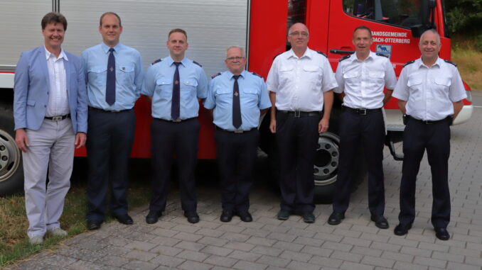 Bürgermeister Harald Westrich, Wehrführer Kevin Graafland, stv. Wehrführer Frederic Feurich, Andreas Feurich, Wehrleiter Matthias Apfelbeck sowie seine Stellvertreter Hendrik Braun und Danny Schulz.