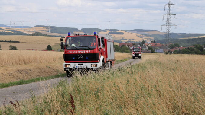Zu Beginn der Übung erfolgte die Löschwasserversorgung nur über Tanklöschfahrzeuge, im Feuerwehrjargon auch als Pendelverkehr bezeichnet.