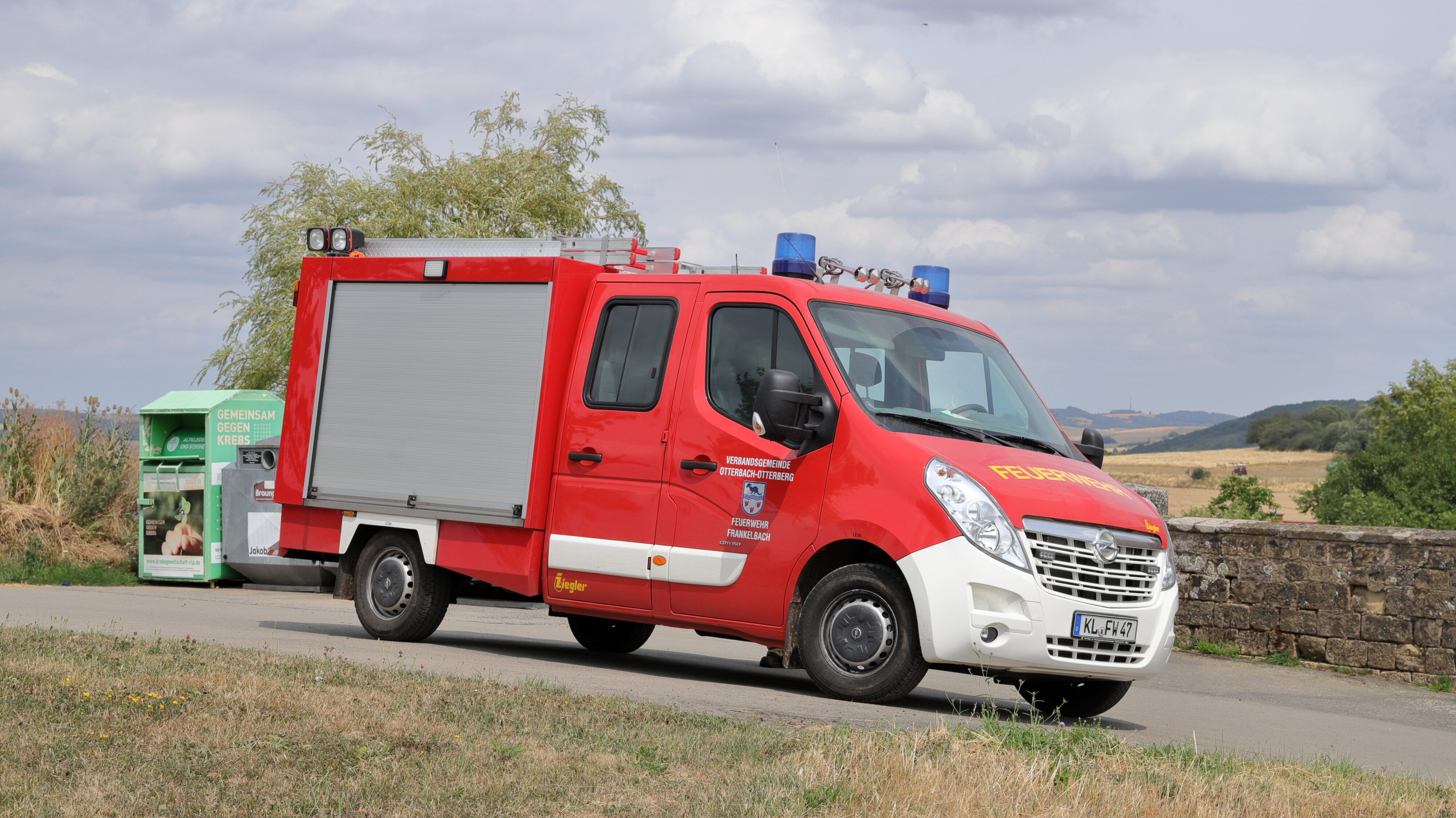Mit Personal und Fahrzeugen von kleineren Feuerwehren wie Frankelbach wurde die Schlauchleitung verlegt und die Verstärkerpumpen entlang der Leitung betrieben. Im Bild das Tragkraftspritzenfahrzeug (TSF) der Feuerwehr Frankenbach am Friedhof Niederkirchen-Morbach.