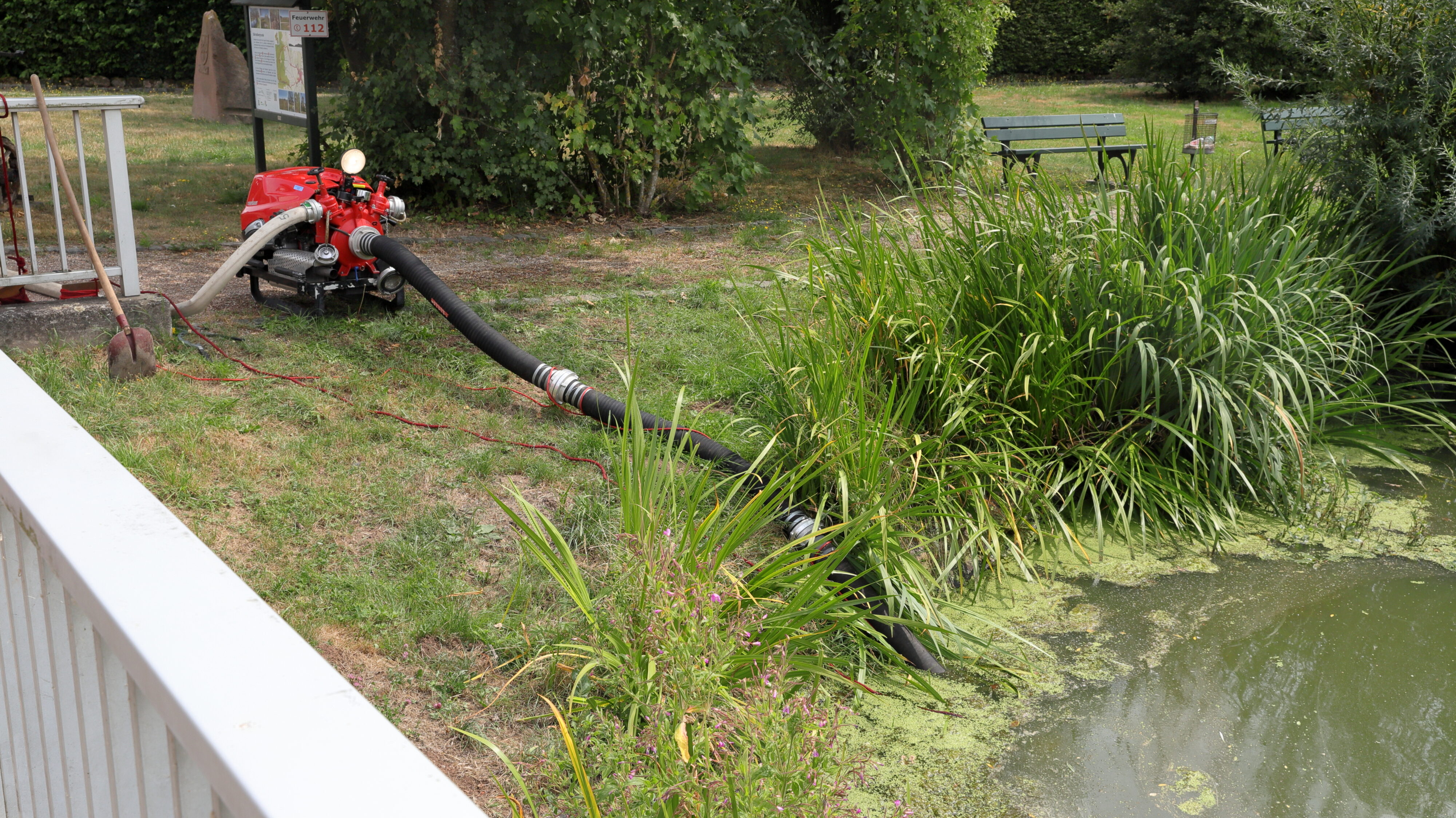 Die Wasserentnahme für die Löschwasserversorgung über die lange Schlauchleitung war der Weiher in Niederkirchen-Morbach. In der Weiherstraße wurde über ein Oberflurhydrant das Löschwasser für die Tanklöschfahrzeuge entnommen.