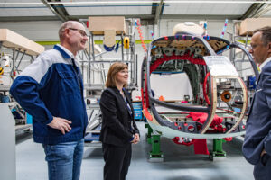 Staatssekretärin Nicole Steingaß informiert sich über den Produktionsstand des neuen Polizei-Hubschraubers. Bildquelle: Airbus Helicopters / Cara Irina Wagner