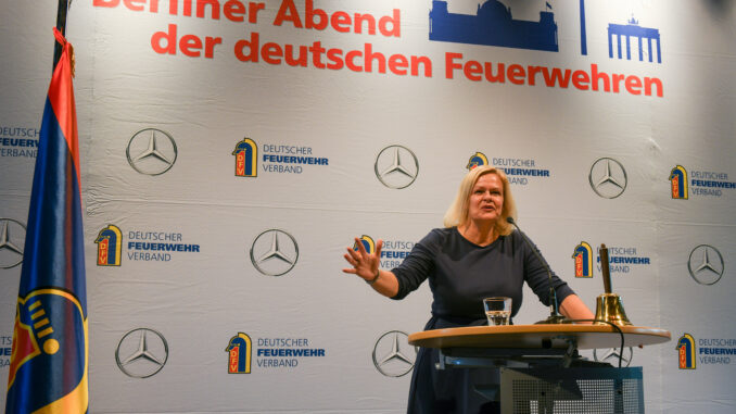 15. Berliner Abend der deutschen Feuerwehren; Rede Bundesinnenministerin Nancy Faeser; Foto: Katrin Neuhauser/DFV