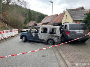 14. Dezember 2023 - Pkw-Brände, Otterberg Althütter Straße und Wiesenstraße. Foto: Polizei.