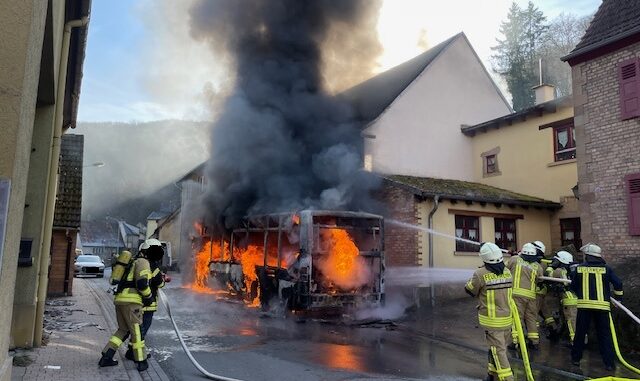 Brennender Bus. Bild: Polizei