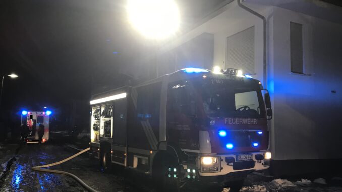 Einsatzfahrzeug leuchtet die Einsatzstelle aus.