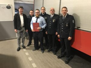 Bürgermeister Harald Westrich, stv. Wehrführer Frederic Feurich, Kevin Weber, Wehrführer Kevin Graafland, Wehrleiter Matthias Apfelbeck und stv. Wehrleiter Hendrik Braun.