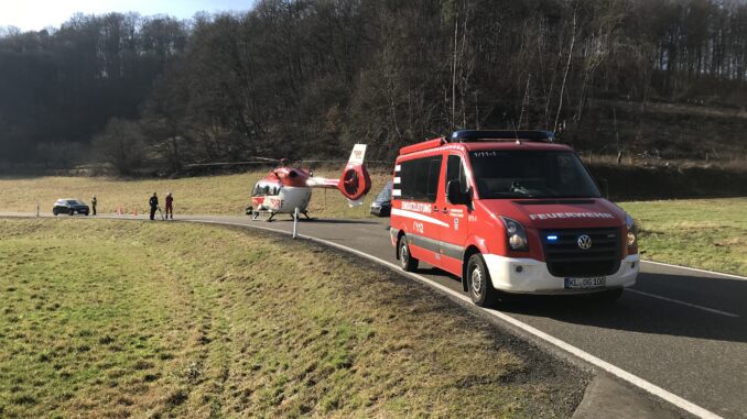 Rettungshubschrauber an der Unfallstelle.
