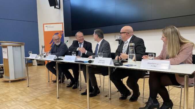 Professor Doktor Henning Goersch von der FOM, FOM-Kanzler Doktor Harald Beschorner, BBK-Präsident Ralph Tiesler, BABZ-Leiter Thomas Mitschke und Jenny Westermann, Abteilungsleiterin für Kooperationsmanagement FOM (von links nach rechts) zusammen an einem Tisch. Quelle: BBK