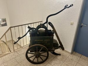Alte Handdruckspritze, die im Feuerwehrhaus Otterberg steht.
