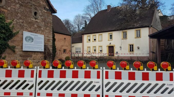 3. März 2024 - Baum auf Gebäude, Katzweiler Mühleckertraße