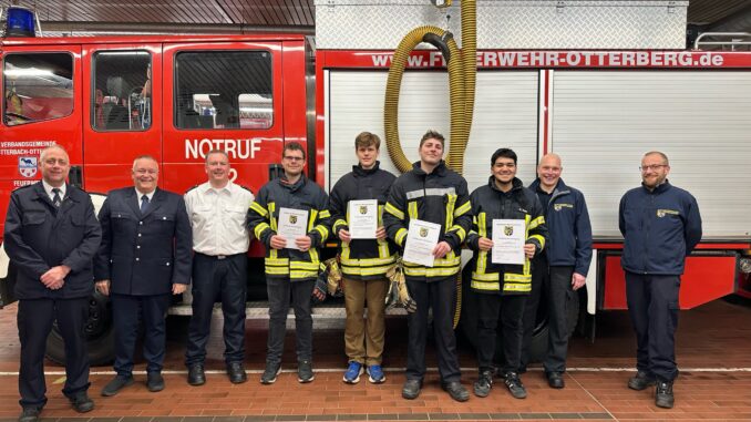 Stv. Wehrleiter Danny Schulz, Beigeordneter Martin Müller, Ausbilder Achim Zschunke, Julian Landoll, Franz Marton, Nils Apfelbeck, Noel Oeder, stv. Brand- und Katastrophenschutzinspekteur Heiko Becker und Ausbilder Dominik Tröster.