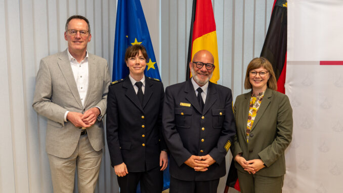 Innenminister Michael Ebling (l.), Dr. Kirstin Eisenhauer (2.v.l.) und Staatssekretärin Nicole Steingaß (r.) verabschieden Heinz Wolschendorf in den Ruhestand. Bildquelle: Innenministerium RLP.