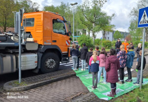 Wieviel Kinder passen in den toten Winkel rechts neben eines Lastwagens? (Foto: Polizei)