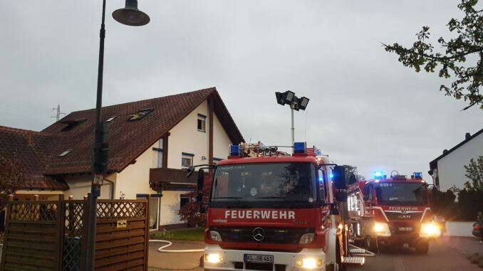 Feuerwehrfahrzeuge an der Einsatzstelle.