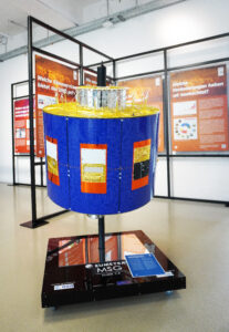 Blick in die Sonderausstellung: Der Wettersatellit MSG - Meteosat Second Generation - gehört zu den geostationären Satelliten, die an einem festen Punkt über dem Äquator in rund 36.000 Kilometer Höhe stationiert sind. Foto: Deutsches Museum