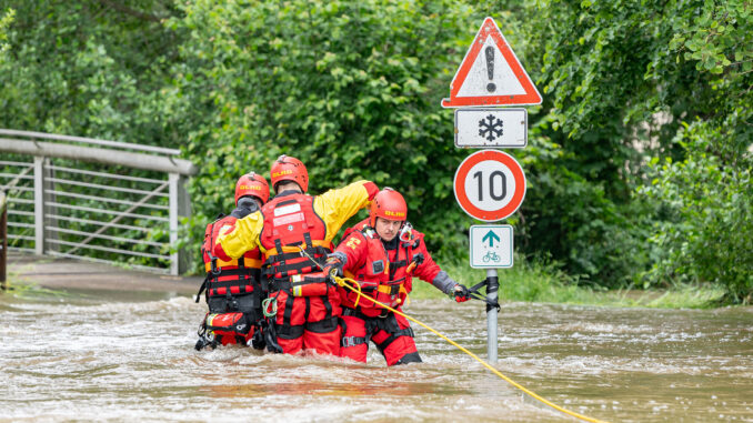 Viele Einsatzkräfte der DLRG sind speziell darin ausgebildet, in strömenden Gewässern zu agieren. Dazu gehört auch, stets die richtigen Maßnahmen zur eigenen Sicherheit zu treffen. Bild: DLRG e.V. / Daniel-André Reinelt