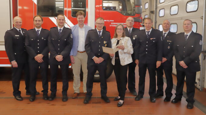 Stv. Brand- und Katastrophenschutzinspekteur Heiko Becker, stv. Wehrführer Sebastian Peters, Wehrführer Jörg Tremmel, Bürgermeister Harald Westrich, Rüdiger Kettering, Kreisbeigeordnete Gudrun Heß-Schmidt, Wehrleiter Matthias Apfelbeck, stv. Wehrleiter Hendrik Braun und Danny Schulz sowie stv. Wehrführer Achim Zschunke.