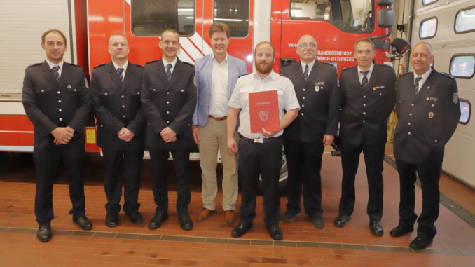 Stv. Wehrführer Sebastian Peters und Achim Zschunke, Wehrführer Jörg Tremmel, Bürgermeister Harald Westrich, Bastian Tröster, Wehrleiter Matthias Apfelbeck, stv. Wehrleiter Hendrik Braun und Danny Schulz.