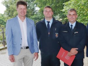 Bürgermeister Harald Westrich, Wehrführer Benjamin Korn und der stellvertretende Wehrführer Peter Szombach (Archivbild aus dem Jahr 2019).