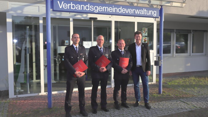 Die beiden Stellvertreter Jörg Tremmel und Danny Schulz, Wehrleiter Christian Scheidel und Bürgermeister Harald Westrich vor der Verbandsgemeindeverwaltung Otterberg.