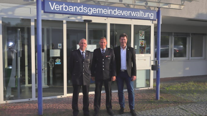 Stellvertretender Wehrleiter Danny Schulz, Hendrik Braun und Bürgermeister Harald Westrich vor der Verbandsgemeindeverwaltung Otterberg. Der ehemalige Wehrleiter Matthias Apfelbeck fehlt auf dem Foto.
