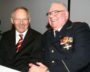 DFV-Ehrenpräsident Hinrich Struve und Bundesinnenminister Wolfgang Schäuble bei der Feier zu seinem 80. Geburtstag 2009 (Rico Thumser/DFV)