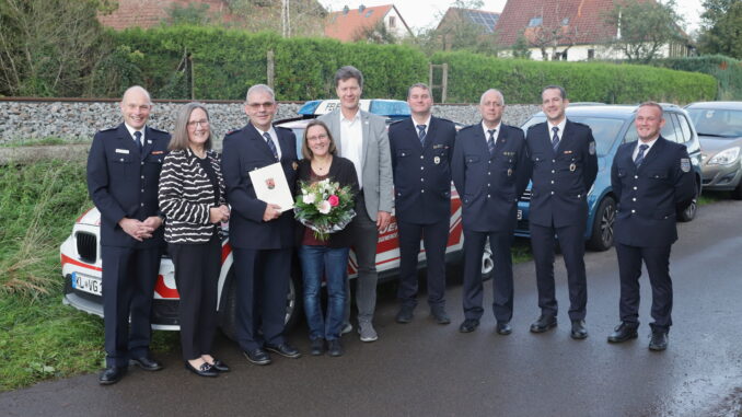 Stellvertretender Brand- und Katastrophenschutzinspekteur Heiko Becker, Kreisbeigeordnete Gudrun Heß-Schmidt, Peter und Nicole Szombach, Bürgermeister Harald Westrich, Wehrführer Benjamin Korn, stellvertretende Wehrleiter Danny Schulz und Jörg Tremmel, Wehrleiter Christian Scheidel.