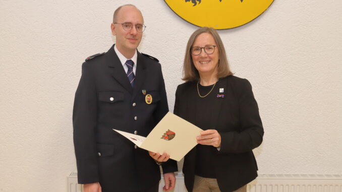 Brandmeister Swen Rheinheimer und Kreisbeigeordnete Gudrun Heß-Schmidt.