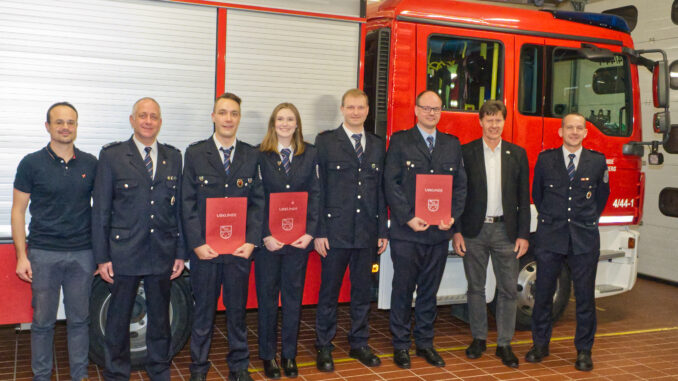 Ortsbürgermeister Benjamin da Silva Moreira, Wehrführer Danny Schulz, Christoph Schehr, Jolene Arnold, Michael Schwamm, Steffen Buch, Bürgermeister Harald Westrich und stv. Wehrleiter Jörg Tremmel.