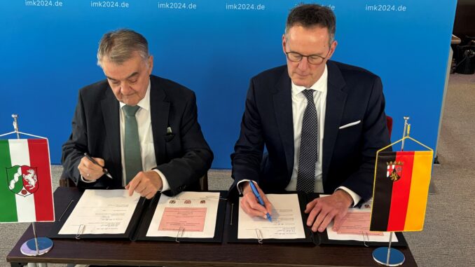 Die Minister Herbert Reul und Michael Ebling bei der Unterzeichnung der Kooperationsvereinbarung. Quelle Bild: MdI RLP.