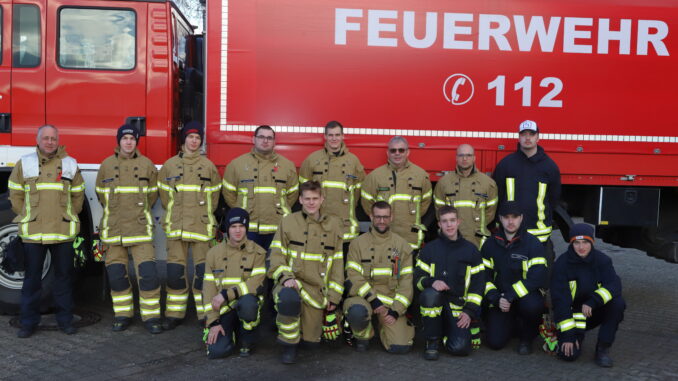 Gruppenbild mit Ausbilder, Unterstützer und Teilnehmer.