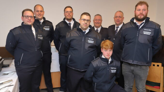 Stv. Wehrführer Frederic Feurich, Wehrführer Kevin Graafland, Kevin Scheibe, Dean Wenz, Beigeordneter Martin Müller, Damian Schmitt (kniend), stv. Wehrleiter Danny Schulz und Nico Montana.